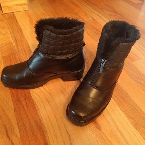 Women's Totes Black Short Boots Size 9